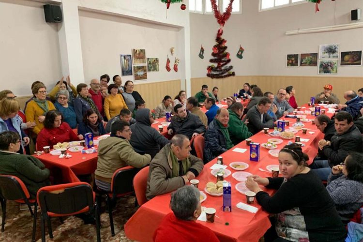 La barriada de La UVA ofrece su tradicional desayuno navideño a medio centenar de usuarios de Asprodisis
