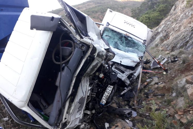 Tres heridos en una choque frontal entre dos camiones en la carretera a San Pedro