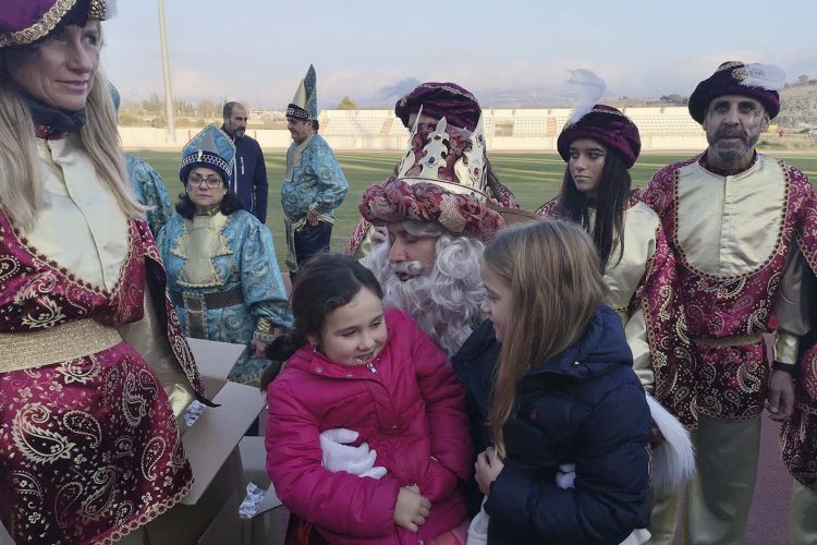 Los Reyes Magos llegan a Ronda subidos en un helicóptero ante la ilusionada mirada de cientos de niños