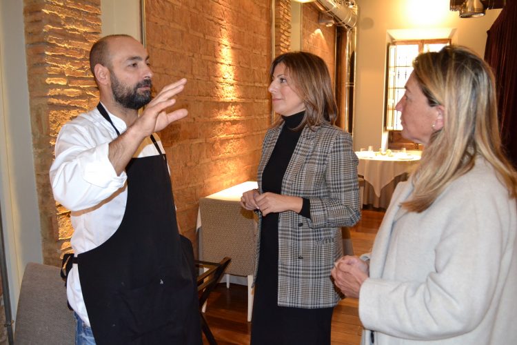 La alcaldesa de Ronda felicita al chef Benito Gómez por las dos estrellas Michelin para Bardal