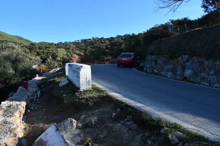 Faraján ensancha un punto conflictivo de la carretera MA-7302