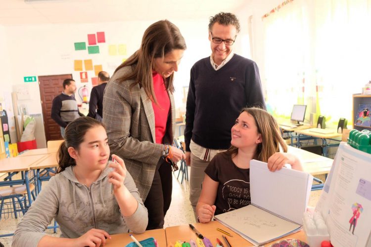 La delegada de Educación visita municipios del Alto Valle del Genal