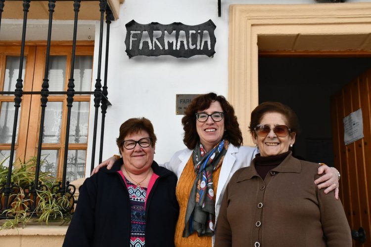 Ana Fernández, la famacéutica de Cartajima, 25 años atendiendo y cuidando a los vecinos del pueblo