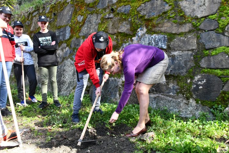 Más de 150 jóvenes plantan 153 árboles en el Valle del Genal, el mismo número de kilos de plásticos que han retirado en estos parajes