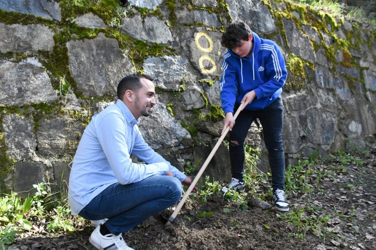 La Junta hace posible la retirada de 152 kg de residuos plásticos en el Valle del Genal con la colaboración de 150 jóvenes