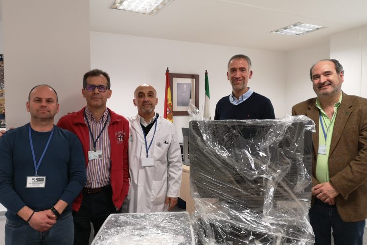 El Área Sanitaria Serranía de Málaga, en Ronda, entrega equipamiento informático a El Buen Samaritano