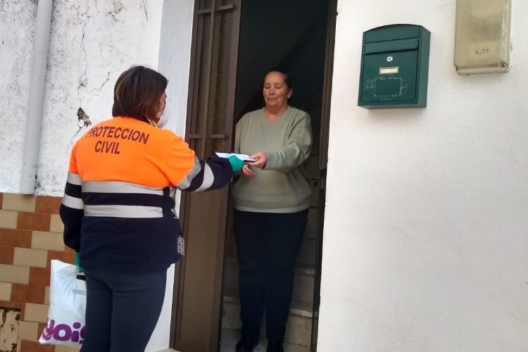 El Ayuntamiento de Algatocín reparte entre los vecinos las mascarrillas que han cosido un grupo de mujeres del pueblo