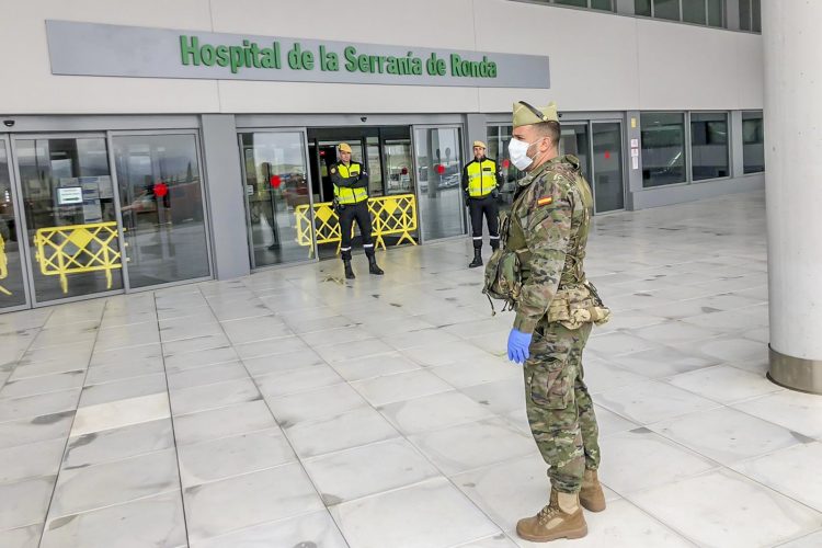 Efectivos de la Unidad Militar de Emergencias (UME) desinfectan las instalaciones del Hospital de la Serranía