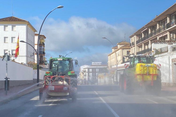 Los agricultores con sus tractores se unen a Soliarsa para desinfectar todas las barriadas rondeñas