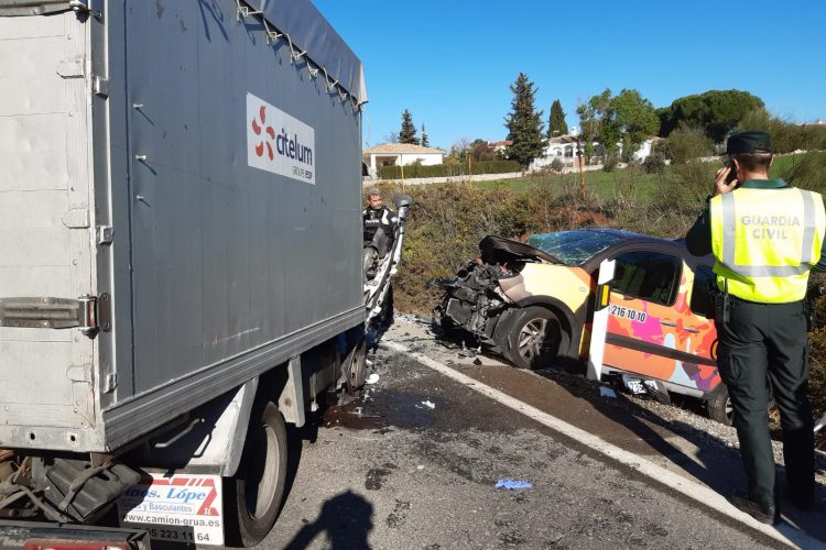 Dos personas resultan heridas tras colisionar un camión y una furgoneta en la A-367, cerca de la urbanización Los Pinos