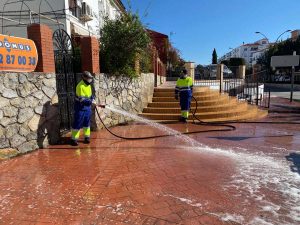 Operarios de Soliarsa desinfectando la avenida de Málaga.