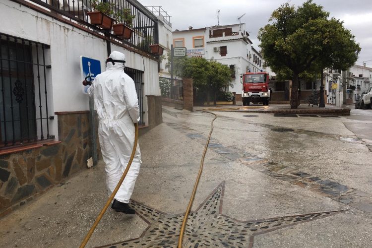 Bomberos, agricultores y ganaderos, se vuelcan en la desinfección de las calles de los pueblos de la Serranía de Ronda
