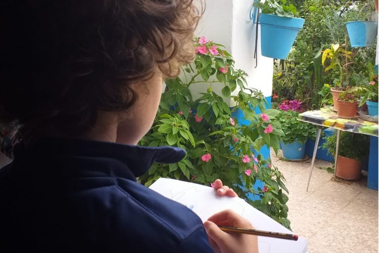 Niños de Benalauría realizan dibujos de su pueblo desde los balcones y ventanas de sus casas