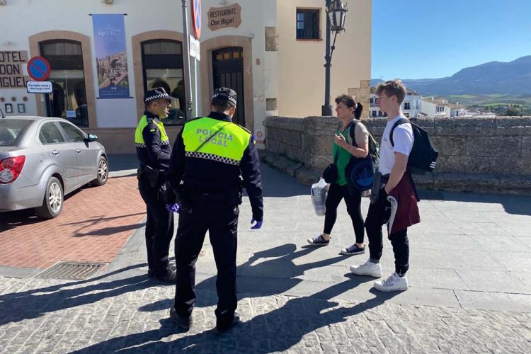 Coronavirus: La Policía Local intensifica los controles a peatones y conductores y Soliarsa baldea las calles con desinfectantes