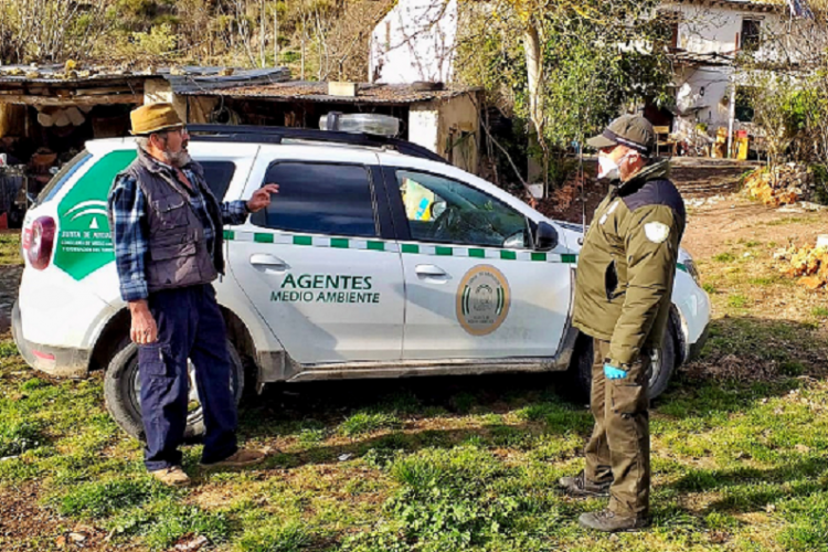 Los agentes de medio ambiente atienden y asesoran durante la alarma por coronavirus a personas que viven aisladas en el campo