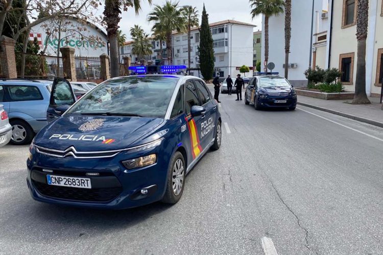 Agentes de la Policía Nacional detienen a un joven en Ronda por vender droga en plena calle