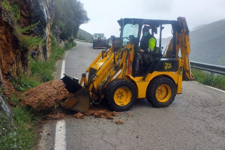 Las intensas lluvias de este martes provocan desprendimientos en la carretea  MA-8401 entre Benaoján y Cortes de la Frontera