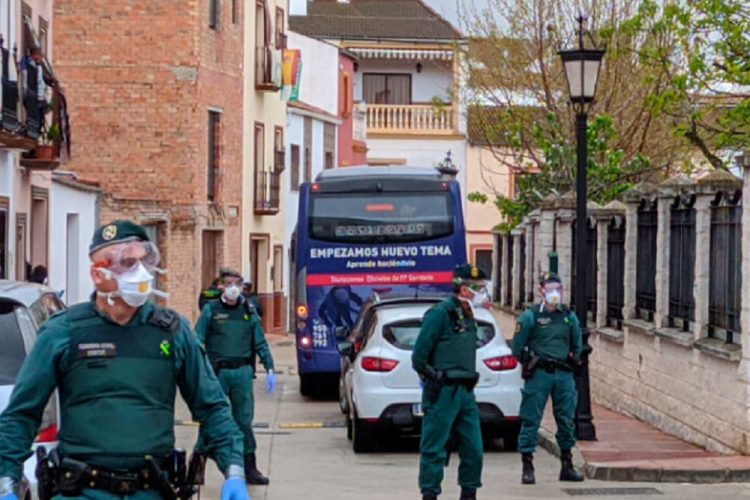 Trasladan a La Línea de la Concepción a los mayores con coronavirus de la residencia de Alcalá del Valle