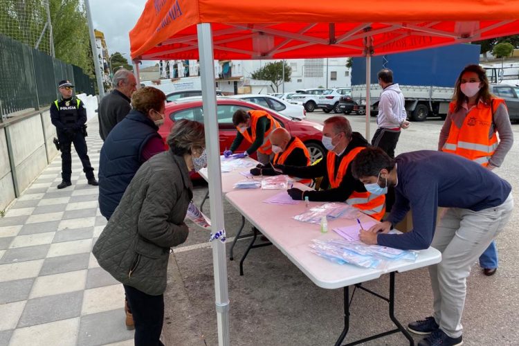 El Ayuntamiento reparte mascarillas entre los vecinos de La Dehesa y El Fuerte