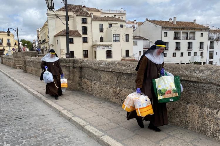 Las Hermanas de la Cruz, un batallón movilizado para llevar un plato caliente a muchas familias rondeñas en plena crisis sanitaria