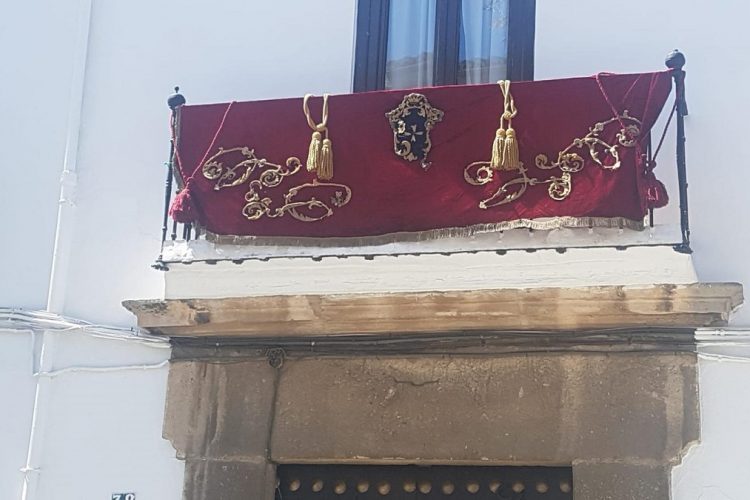 Los rondeños engalanan sus balcones y ponen marchas procesionales para celebrar este glorioso Domingo de Ramos