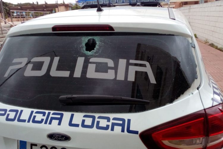 La Policía Local detiene a un hombre por lanzar piedras contra dos agentes y su coche patrulla