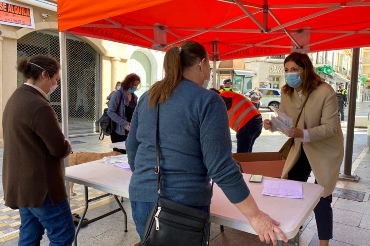 El Ayuntamiento entrega mascarillas a los residentes del centro de Ronda y de la barriada de Padre Jesús