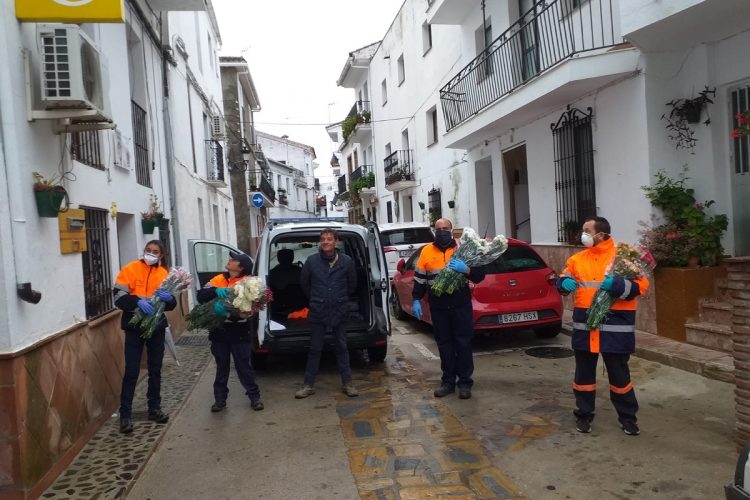 Reparten flores, libros diplomas y chucherías a los vecinos de Algatocín para reconocer su colaboración en la crisis