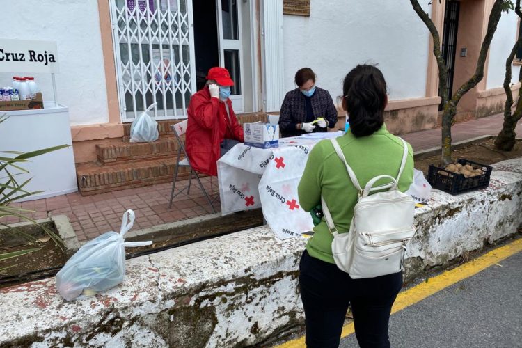 Ayuntamiento y Cruz Roja realizan un nuevo reparto de alimentos a 50 familias con hijos menores de entre 4 y 8 años