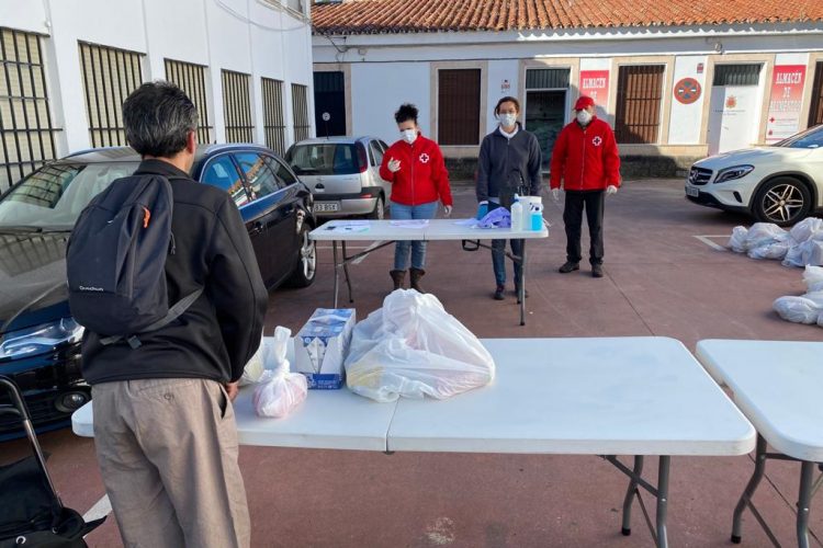 Bienestar Social y Cruz Roja realizan un nuevo reparto de alimentos a más de 360 familias con dificultades
