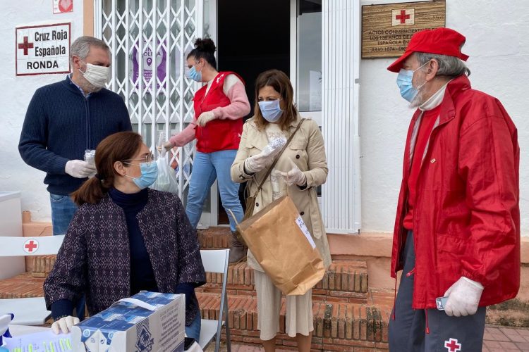 Bienestar Social y Cruz Roja amplían el reparto de alimentos a 21 nuevas familias con escasos recursos