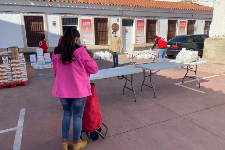 Bienestar Social y Cruz Roja realizan un nuevo reparto de alimentos este Viernes Santo a cerca de 140 familias con escasos recursos