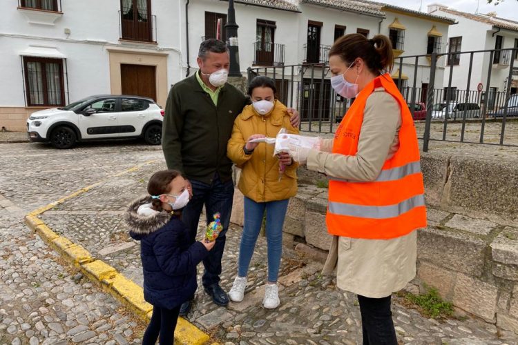 El Ayuntamiento reconoce a los niños que tras seis semanas de confinamiento han salido hoy a la calle por primera vez