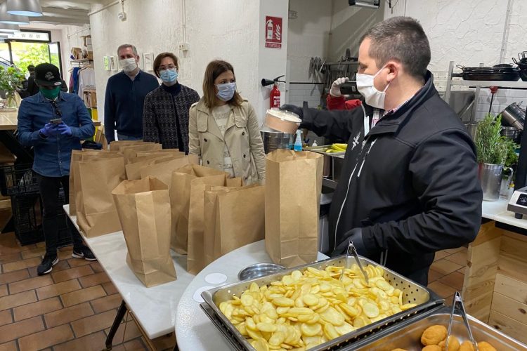 El Comedor Social ofrece una media de 80 menús diarios a personas con escasos recuros y con problemas de movilidad