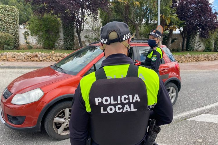 La Policía Local levanta acta por segunda vez a un establecimiento por servir bebidas en su terraza a 25 personas