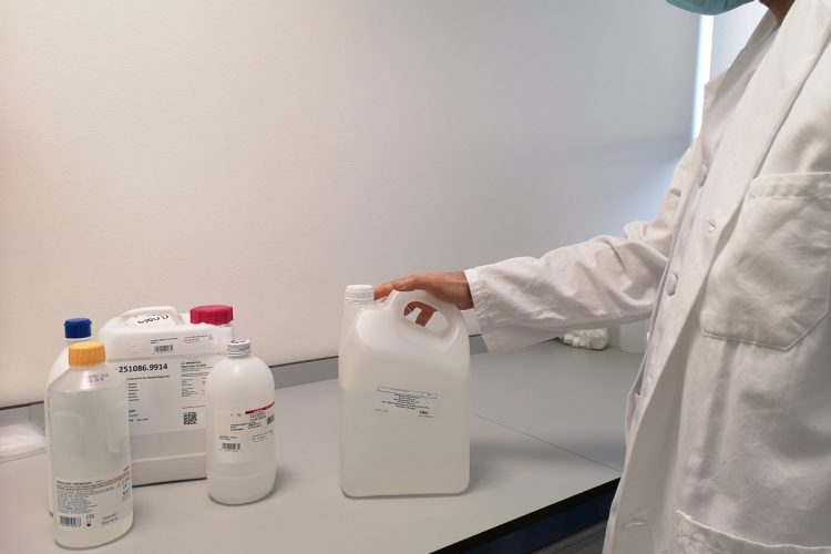 La Unidad de Farmacia del Hospital de la Serranía empieza a producir gel hidroalcohólico para la desinfección de manos