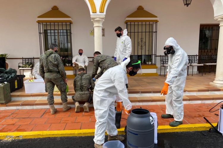 Efectivos de la Legión desinfectan las instalaciones de la residencia de ancianos de las Hermanitas de los Pobres y de Parra Grossi