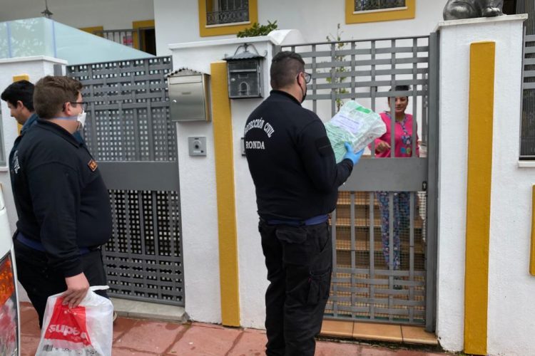 La Junta, la Concejalía de Educación y Protección Civil reparten libros a alumnos en sus casas para que puedan seguir con sus estudios