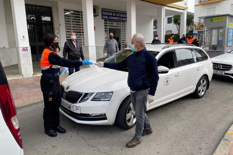 El Ayuntamiento inicia el reparto de 2.500 mascarillas en los transportes públicos, mercados y cooperativas de alimentos