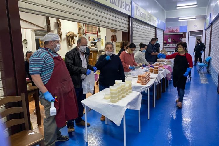 Voluntarios elaboran comida en el Mercado de Abastos para familias con escasos recursos
