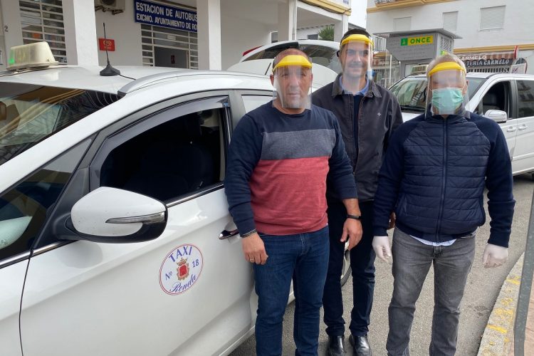 Voluntarios dotan a los taxistas de Ronda de pantallas protectoras para hacer más seguro su trabajo durante la crisis sanitaria