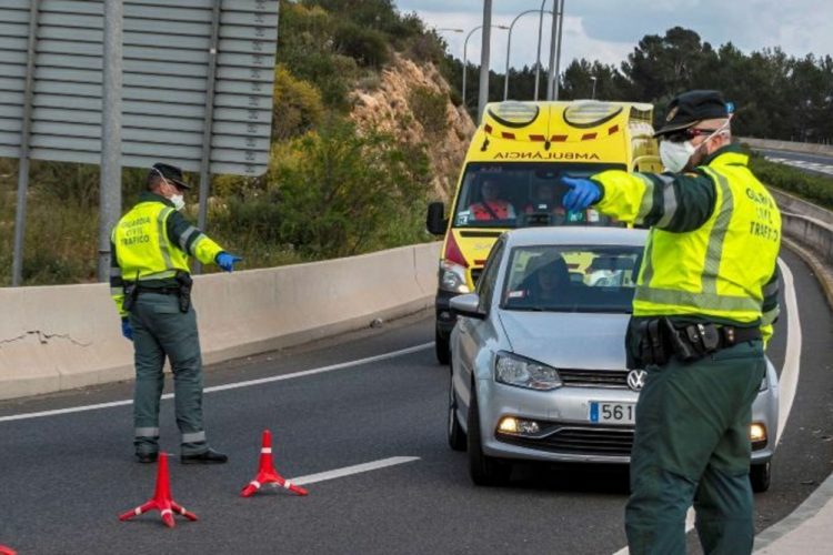 Cuatro personas, entre ellas dos menores, resultan heridos al colisionar dos turismos en Parauta