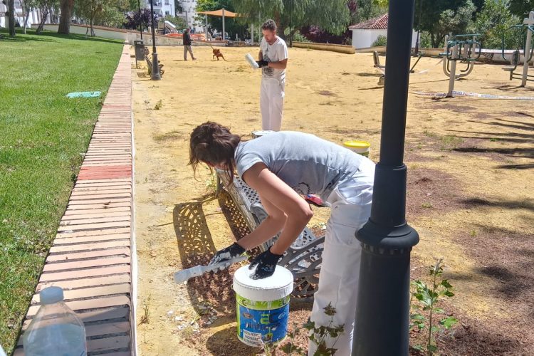 Empleados municipales del Área de Deportes mejoran espacios públicos de Ronda al haberse paralizado sus labores deportivas