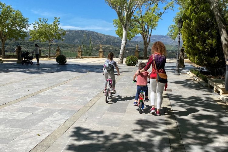 La vida regresa a la Alameda, que tras siete semanas de confinamiento abre de nuevo sus puertas a los rondeños