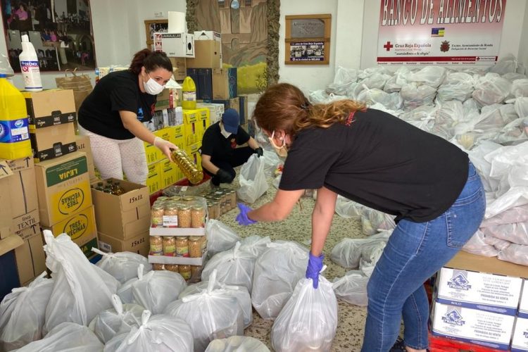 Bienestar Social y Cruz Roja reciben quince toneladas de alimentos para familias con escasos recursos