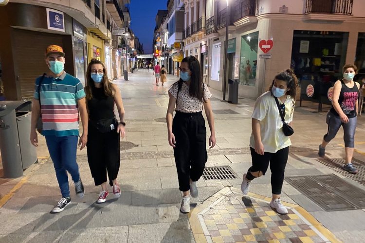 La mascarilla será obligatoria en los paseos por la playa y si se realiza deporte en grupo con sanciones de 100 euros para los infractores