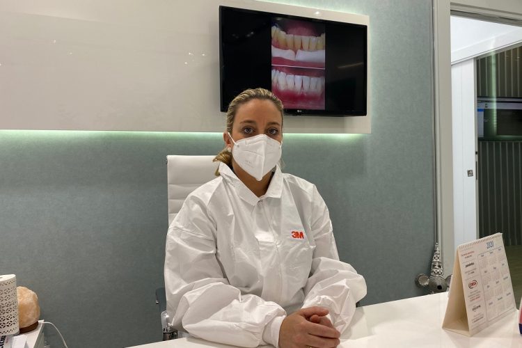 Marta Corrales, odontóloga: «Acudir al dentista es seguro, ya que cumplimos todos los protocolos sanitarios sobre el Covid-19»
