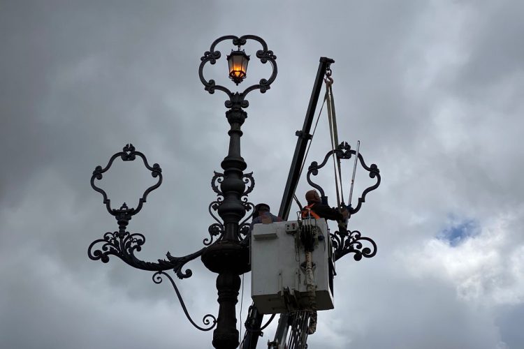 El Ayuntamiento restaura la centenaria farola de la céntrica Plaza de Carmen de Abela