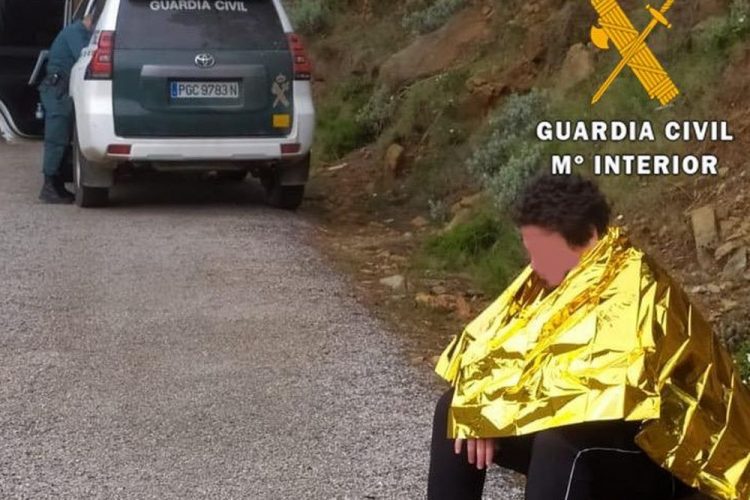 La Guardia Civil de Ronda rescata a un joven de Estepona que se había perdido en Peñas Blancas