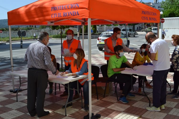 El Ayuntamiento intensifica esta semana el reparto de mascarillas para que lleguen a todas las barriadas lo antes posible